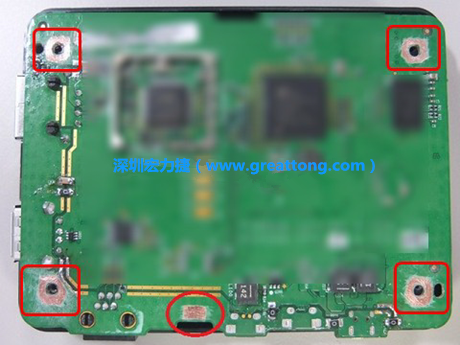 手動(dòng)去綠漆。使用傳統(tǒng)的刀片去除綠漆后的效果。