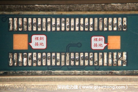 把板對板連接器全部移除，發(fā)現(xiàn)其下方板子共有兩個裸銅的方形設計。