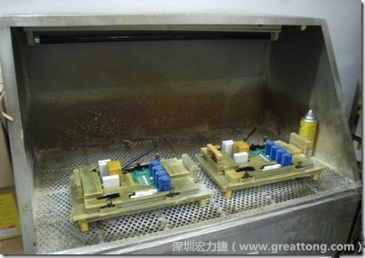 使用噴涂(Spraying)方式作業(yè)conformal coating時，需設(shè)備抽真空的設(shè)備，否則噴涂的物質(zhì)會飄散到空氣當(dāng)中，影響人體的健康。