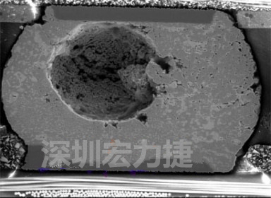 錫球氣泡大到足以影響到焊接的品質(zhì)，下圖是錫球切片后的剖面，可以很明顯看到氣泡已經(jīng)有錫球的 1/3 大了