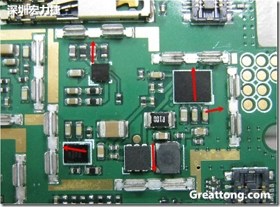 圖中顯示一塊電路板使用這種屏蔽夾(shielding clip)的實例?；旧衔覀冊趶澖堑牡胤蕉荚O計擺放了一個屏蔽夾，這樣可以讓作業(yè)員比較方便安裝屏蔽罩(shielding can)時的對位準確。然后在其他沒有屏蔽夾的地方也設計了一些接地的布線，一來可以稍微提升屏蔽罩的電磁隔絕能力，另一方面也可以為屏蔽夾無效時，馬上可以更改為屏蔽框，而無需要重新設計電路板。