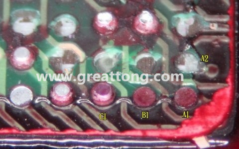 下圖是紅墨水測試后將PCB板子拿回來側(cè)一個角度拍攝的照片，就可以很清楚的看到錫球黏在PCB端，或不在PCB端。