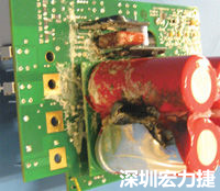 元件選擇不當(dāng)導(dǎo)致大量電流或電壓流經(jīng)電路，將會發(fā)生像這個燒融電容器的損壞情形。