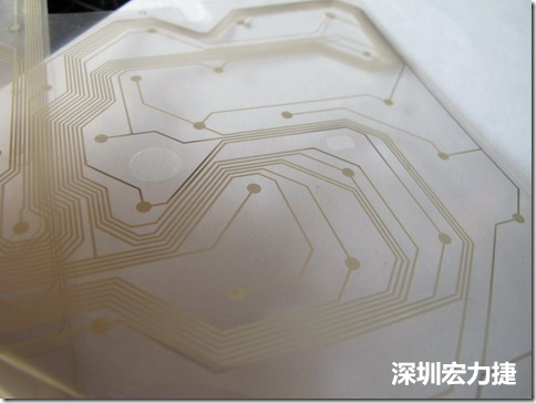 下面第二個圖則是另一片也有著按鍵線路的PTF，當上、下兩面PTF的按鍵結點互相接觸后就可以計算出是哪個按鍵被按下了。可是當按鍵沒有按下時，上下兩片PTF的線路則是分開的，所以上圖那片PTF的線路上面其實還另外覆蓋了另一層透明的PET作為絕緣層，只露出了需要在鍵盤按下時才會碰觸的接觸點，因為這些材質(zhì)使用的都是Polymer，所以才撐這樣的技術為Polydome(聚合簧片)。
