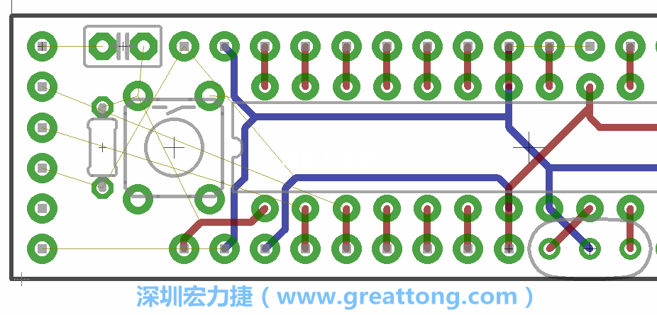 到目前為止，你應(yīng)該只剩下四個(gè)部分還未進(jìn)行布線，10K重置上拉電阻器、重置電容和1×6的序列排針。