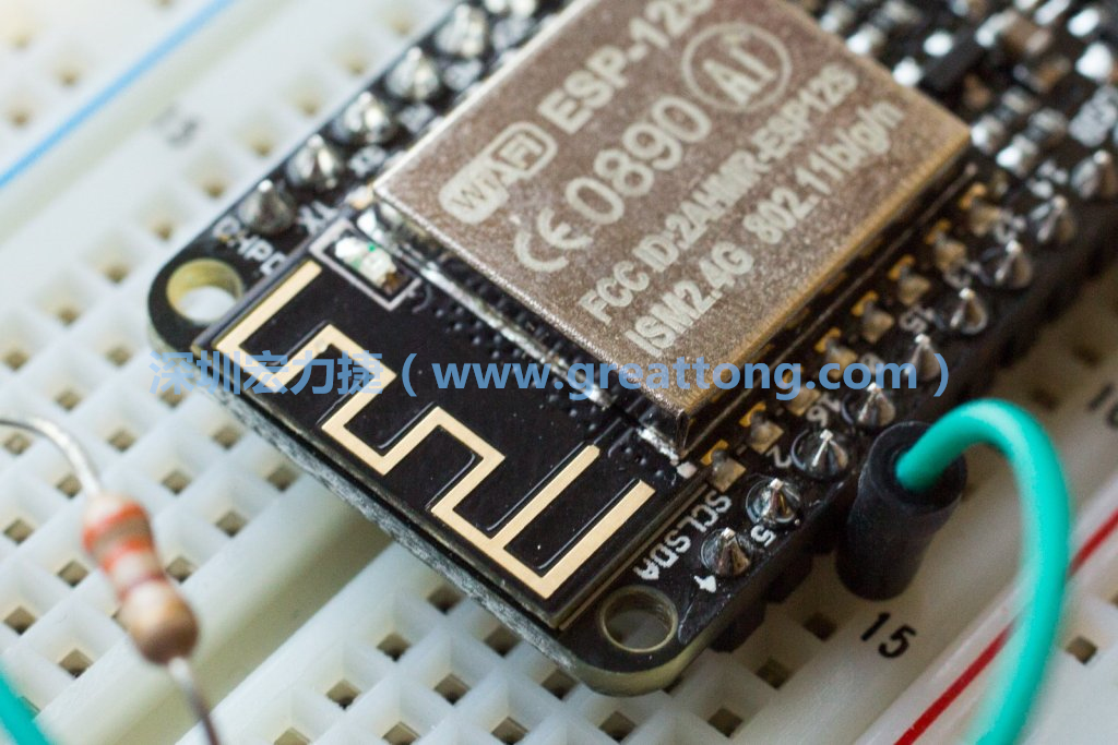 Adafruit Feather板上的無線電天線。