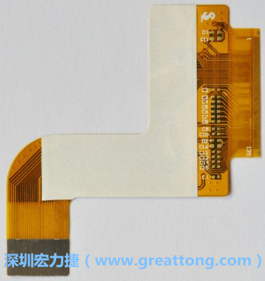 FPCB并非可無(wú)限制撓曲，為避免過(guò)度撓曲拉扯造成銅箔斷裂，一般在較長(zhǎng)條型板材會(huì)貼附補(bǔ)強(qiáng)貼片。