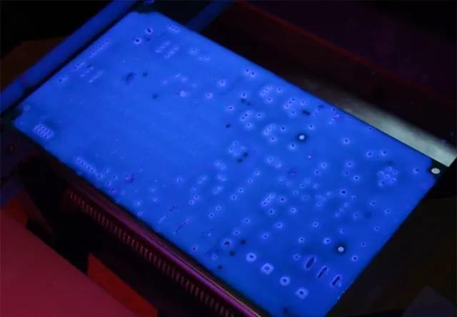 經(jīng)過(guò)涂覆工藝后的PCB，在紫光燈下的拍攝效果，原來(lái)coating也可以這么美！