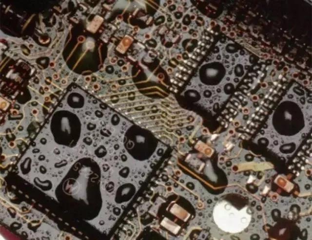 經(jīng)過(guò)涂覆工藝后的PCB，在表面形成透明的保護(hù)膜，能有效防止水珠和潮氣侵入，避免漏電和短路。